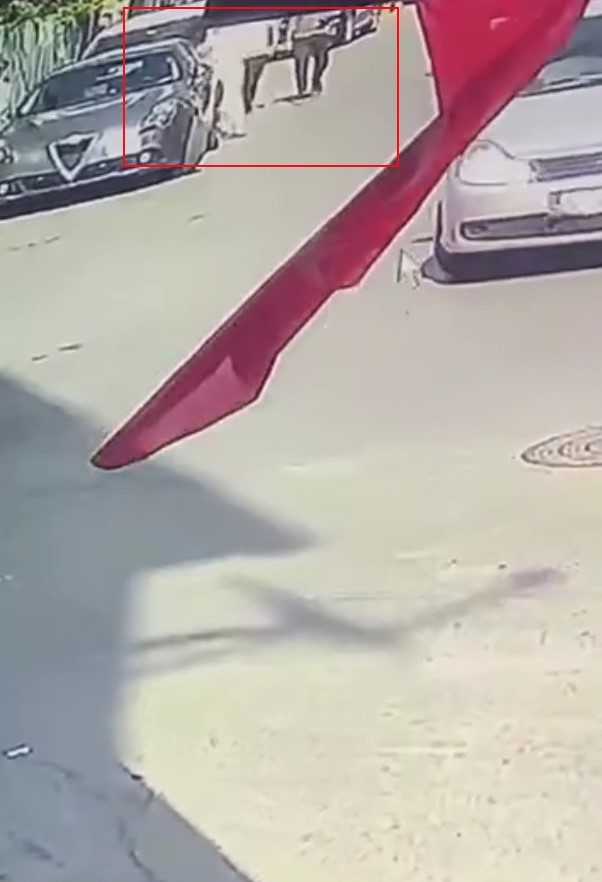 Kadının yere düşürdüğü altın bilekliğini alıp, yoluna devam eden şahıs kameraya yansıdı