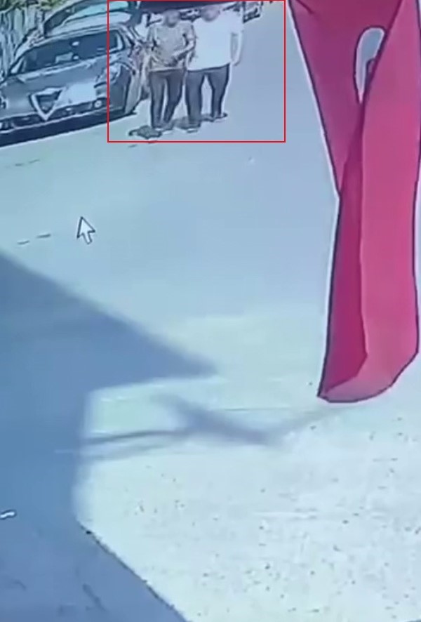 Kadının yere düşürdüğü altın bilekliğini alıp, yoluna devam eden şahıs kameraya yansıdı