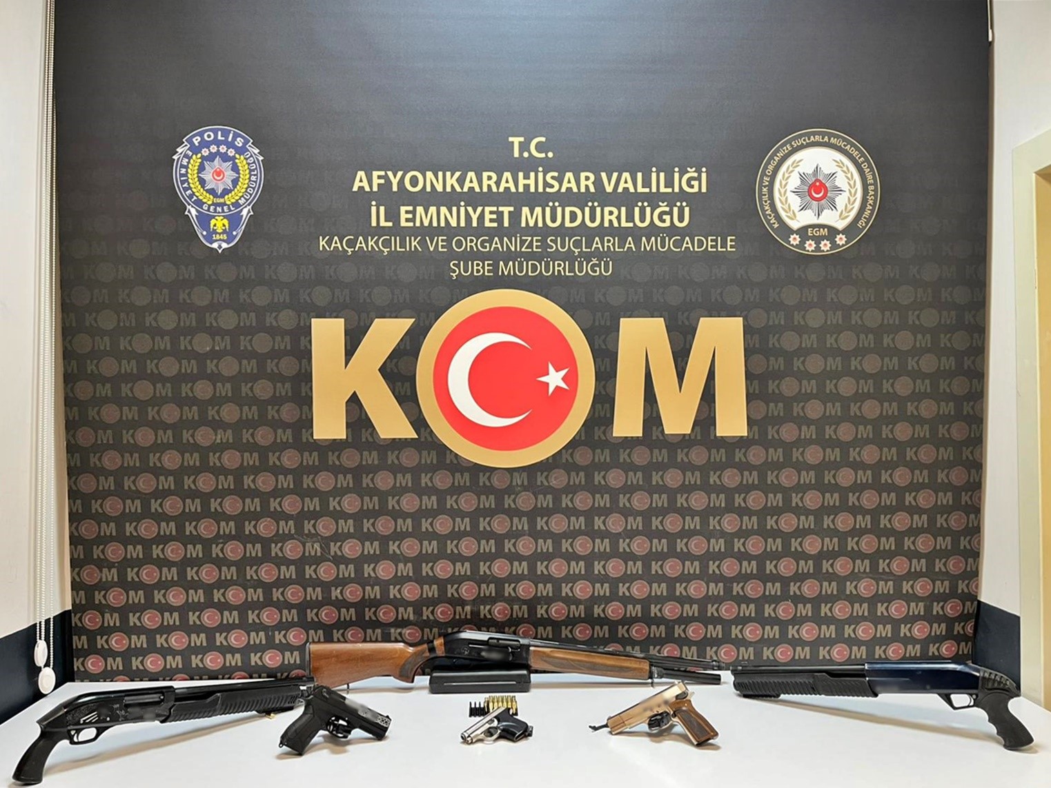 Polisten ruhsatsız silah operasyonu