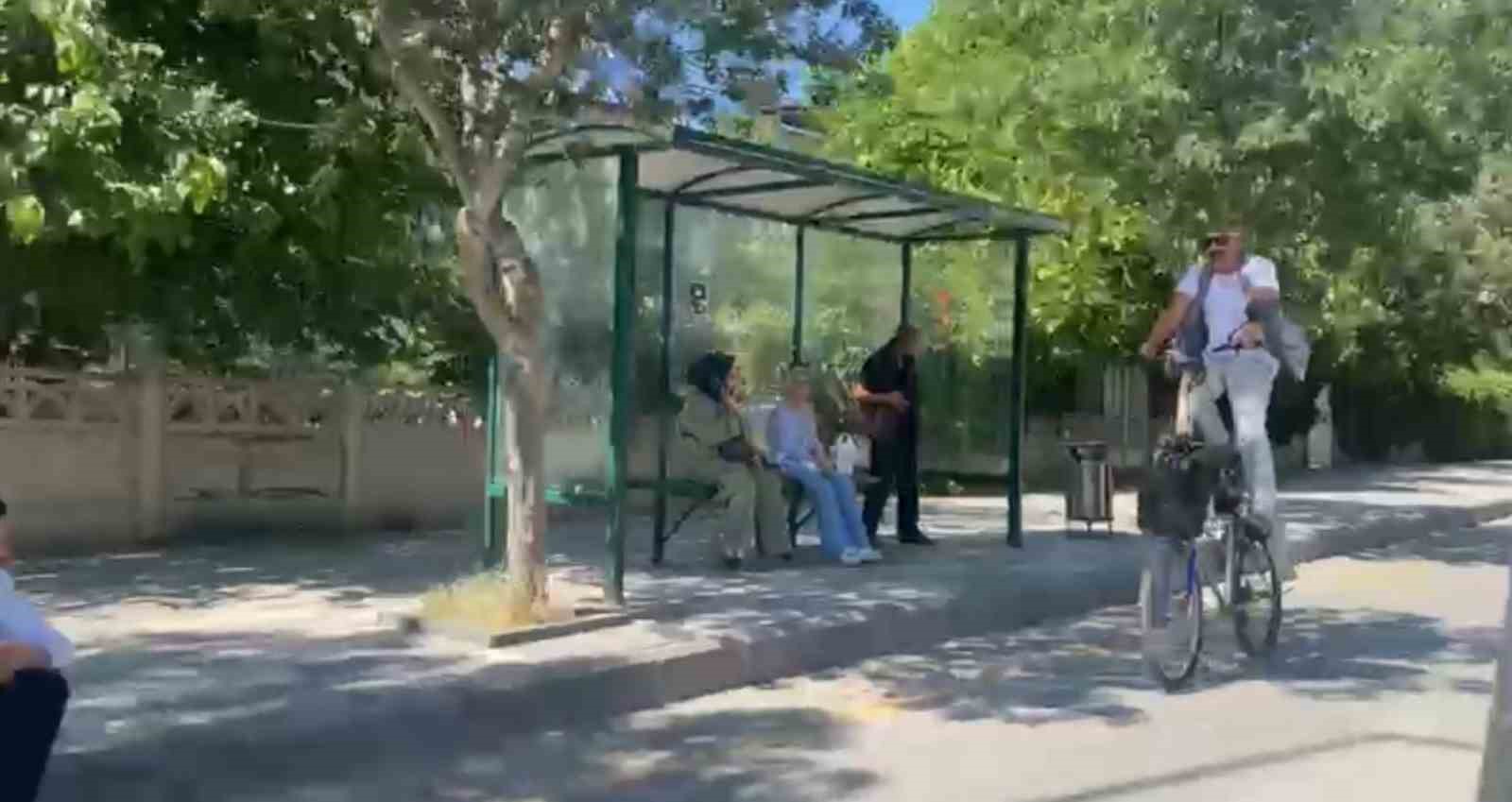 Elazığ’da ilginç görüntü: Yüksek bisikletiyle caddede tur attı