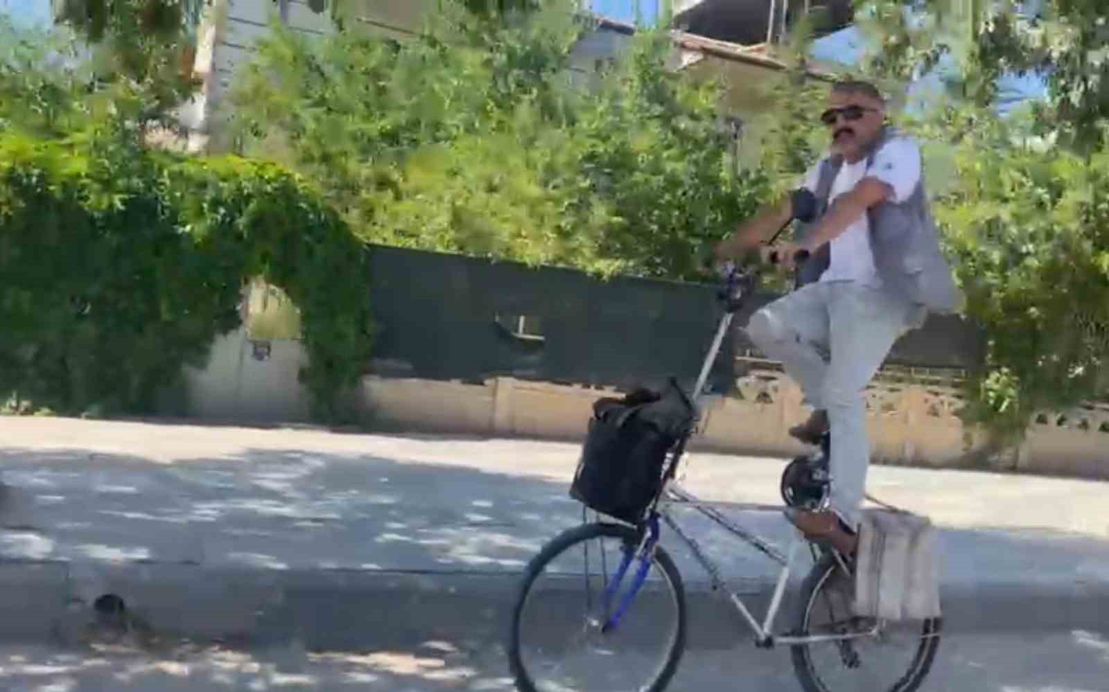 Elazığ’da ilginç görüntü: Yüksek bisikletiyle caddede tur attı