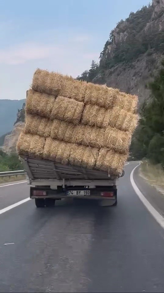 Saman y&uuml;kl&uuml; kamyonun tehlikeli yolculuğu kamerada
