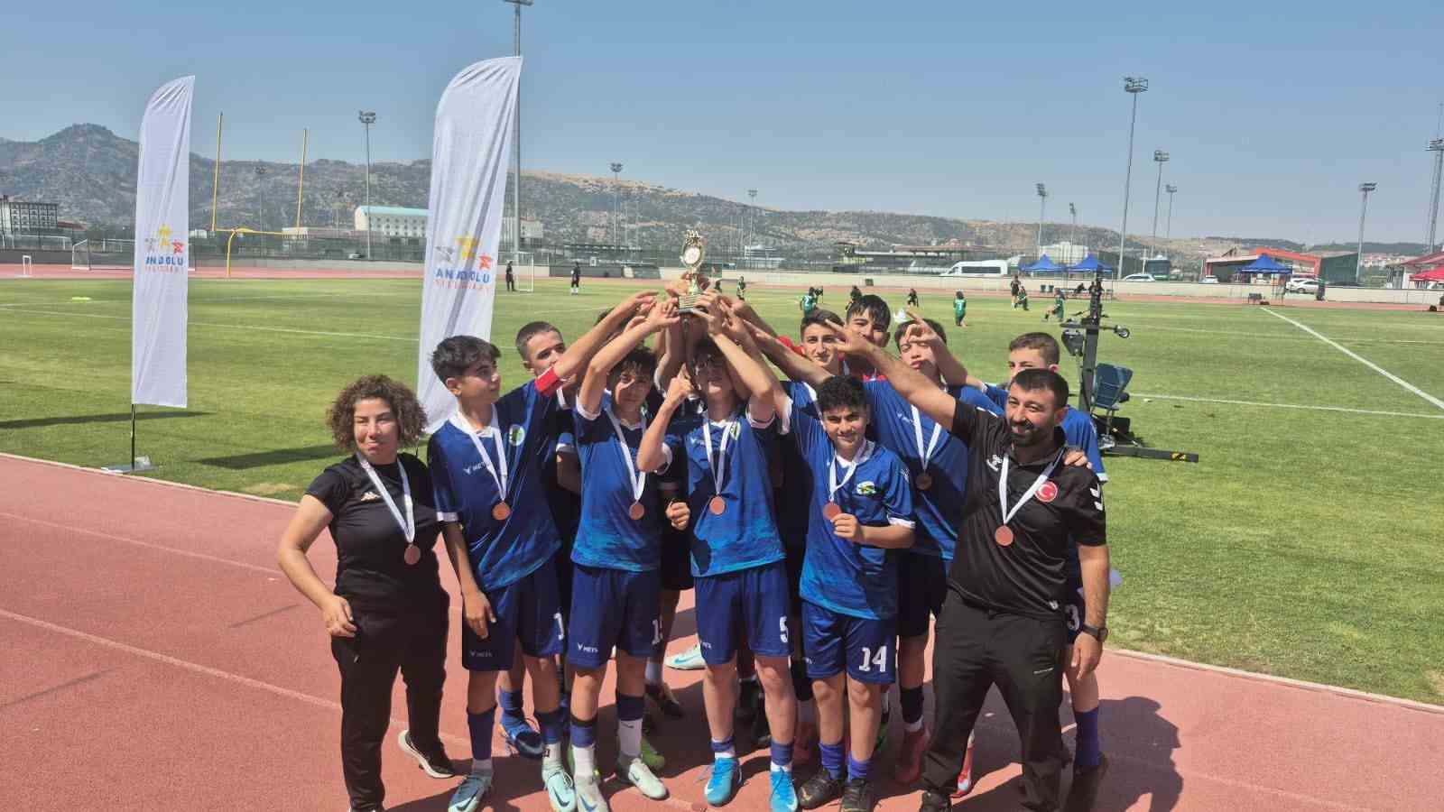 Erzincan Futbol Takımı Anadolu Yıldızlar Ligi’nde Türkiye üçüncüsü oldu