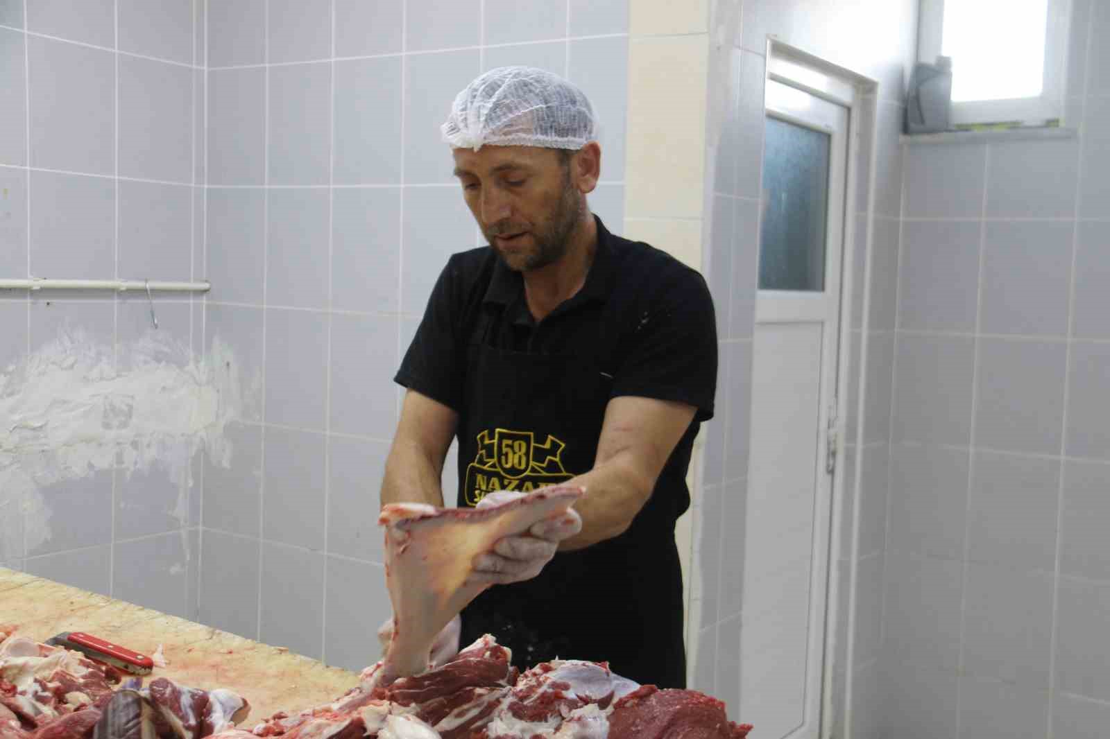 Sel&ccedil;uklu&rsquo;dan kalan gelenek asırlardır s&uuml;rd&uuml;r&uuml;l&uuml;yor, b&uuml;y&uuml;lerden korunmak i&ccedil;in k&uuml;rek kemikleri kırılıyor
