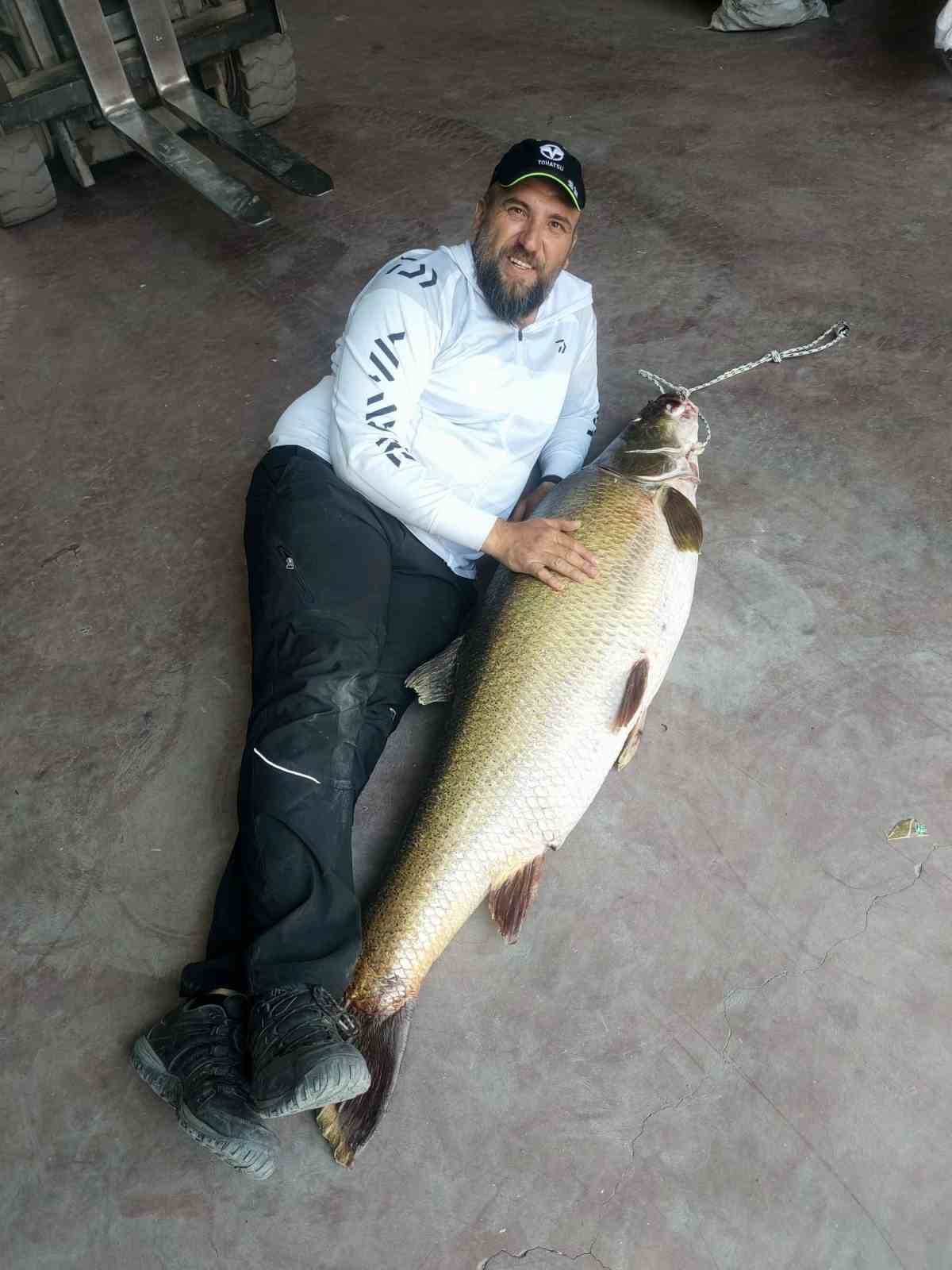1 buçuk metrelik balık oltaya takıldı