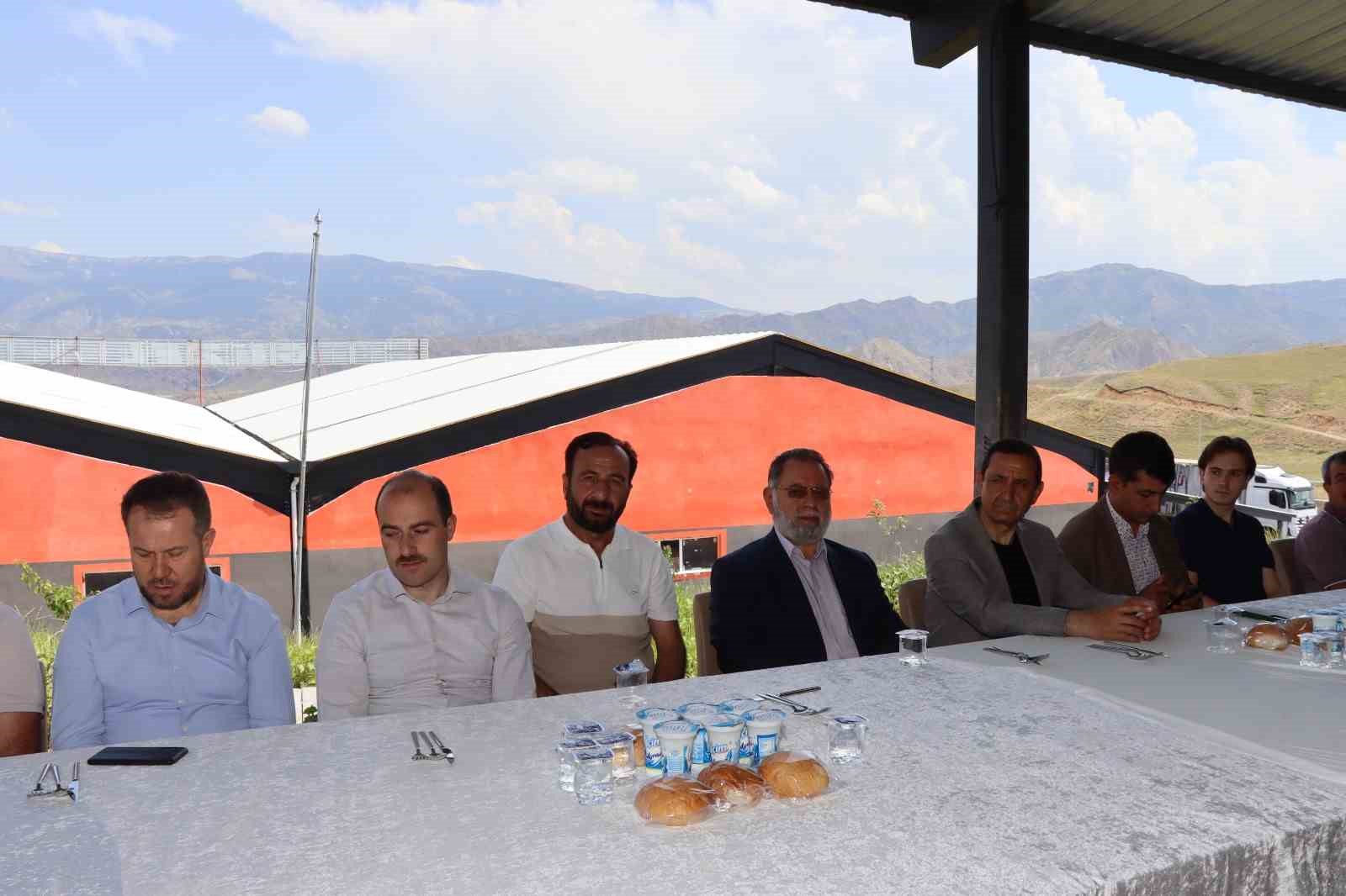 Güzel kardeşlerden babalarına vefa