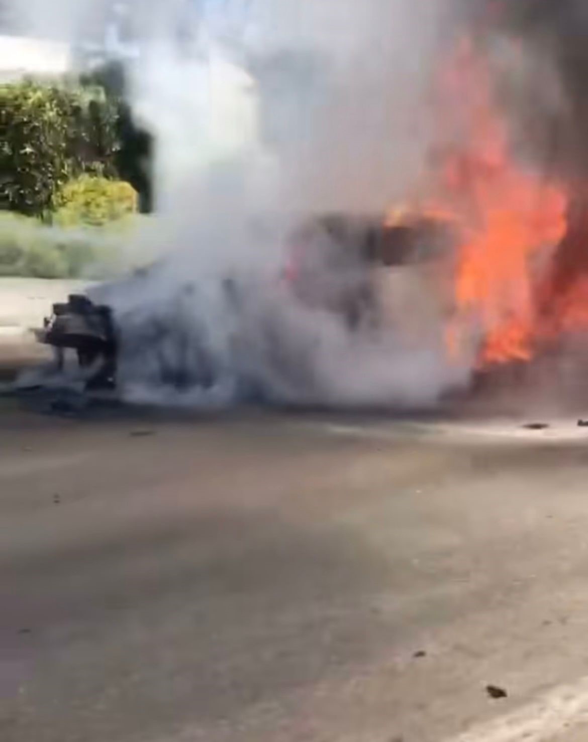 Seyir halindeki araç alev topuna döndü