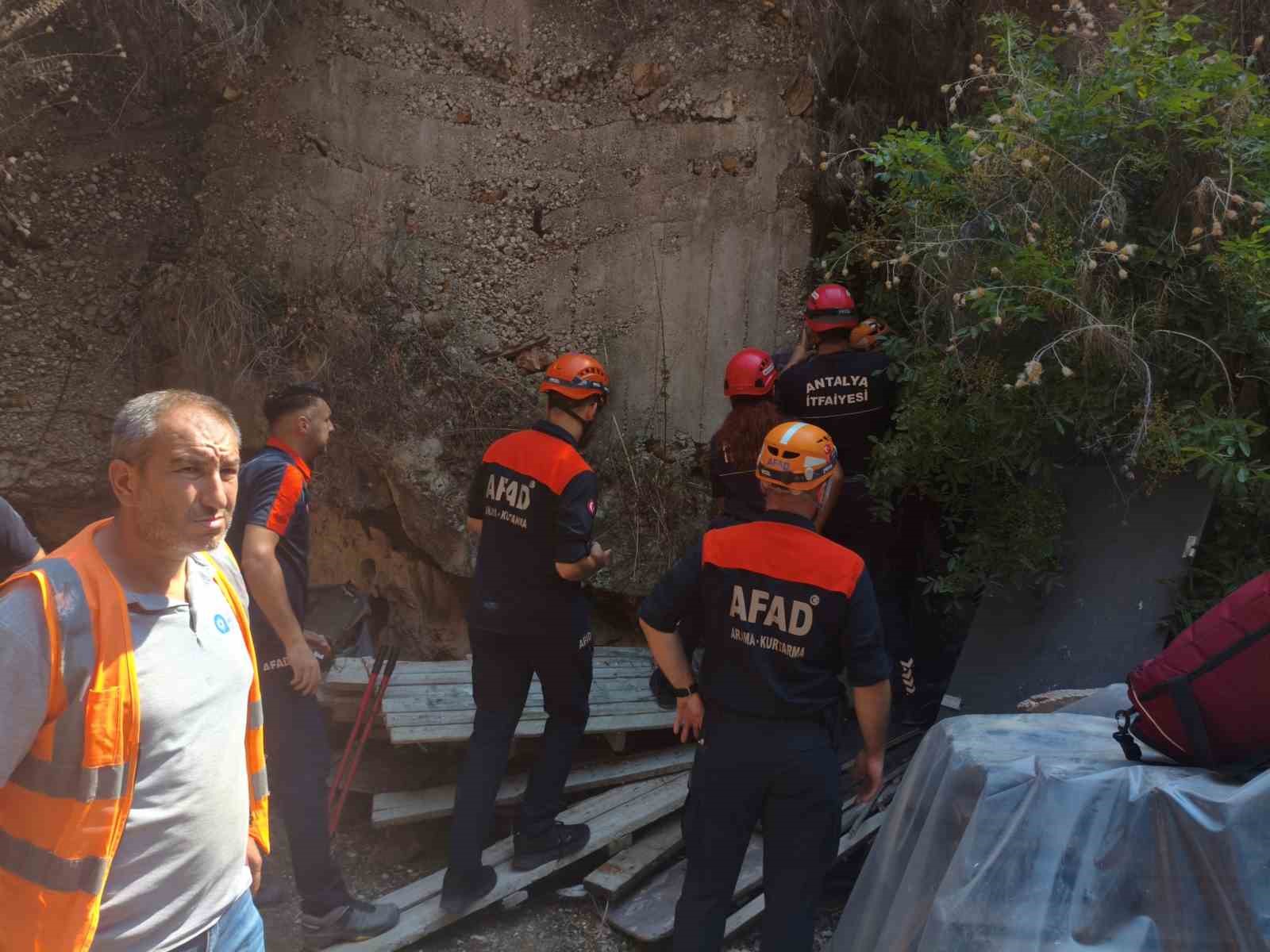 15 metreden yuvarlanıp iki kaya arasındaki oyuğa düştü, operasyonla kurtarıldı