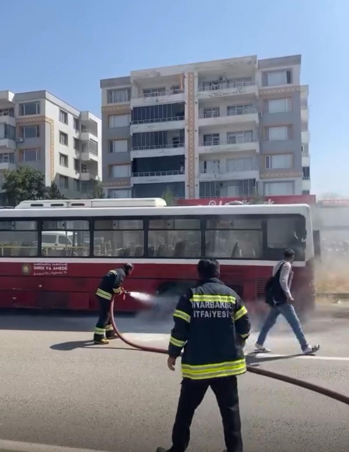 Durakta yolcu bekleyen halk otobüsünde yangın
