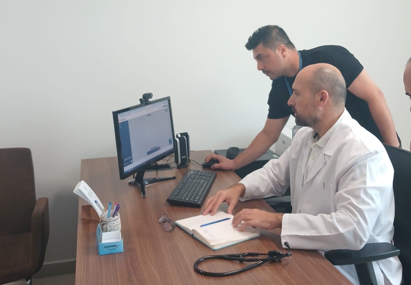 Zübeyde nine, köyünden doktora görüntülü ulaşıp muayene oldu