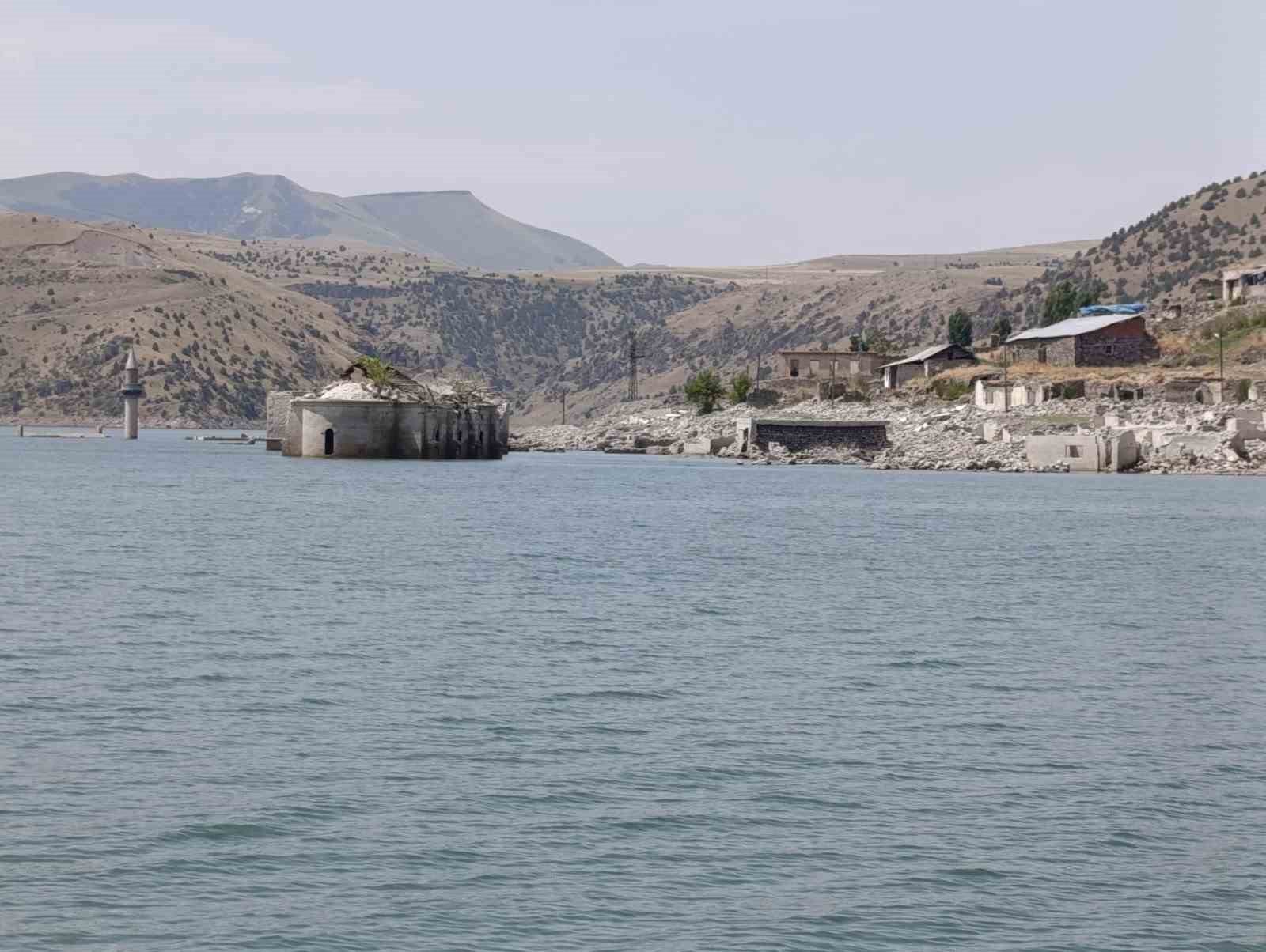 Karakurt Baraj Gölü’nde sular çekildi, tarihi köy yeniden ortaya çıktı
