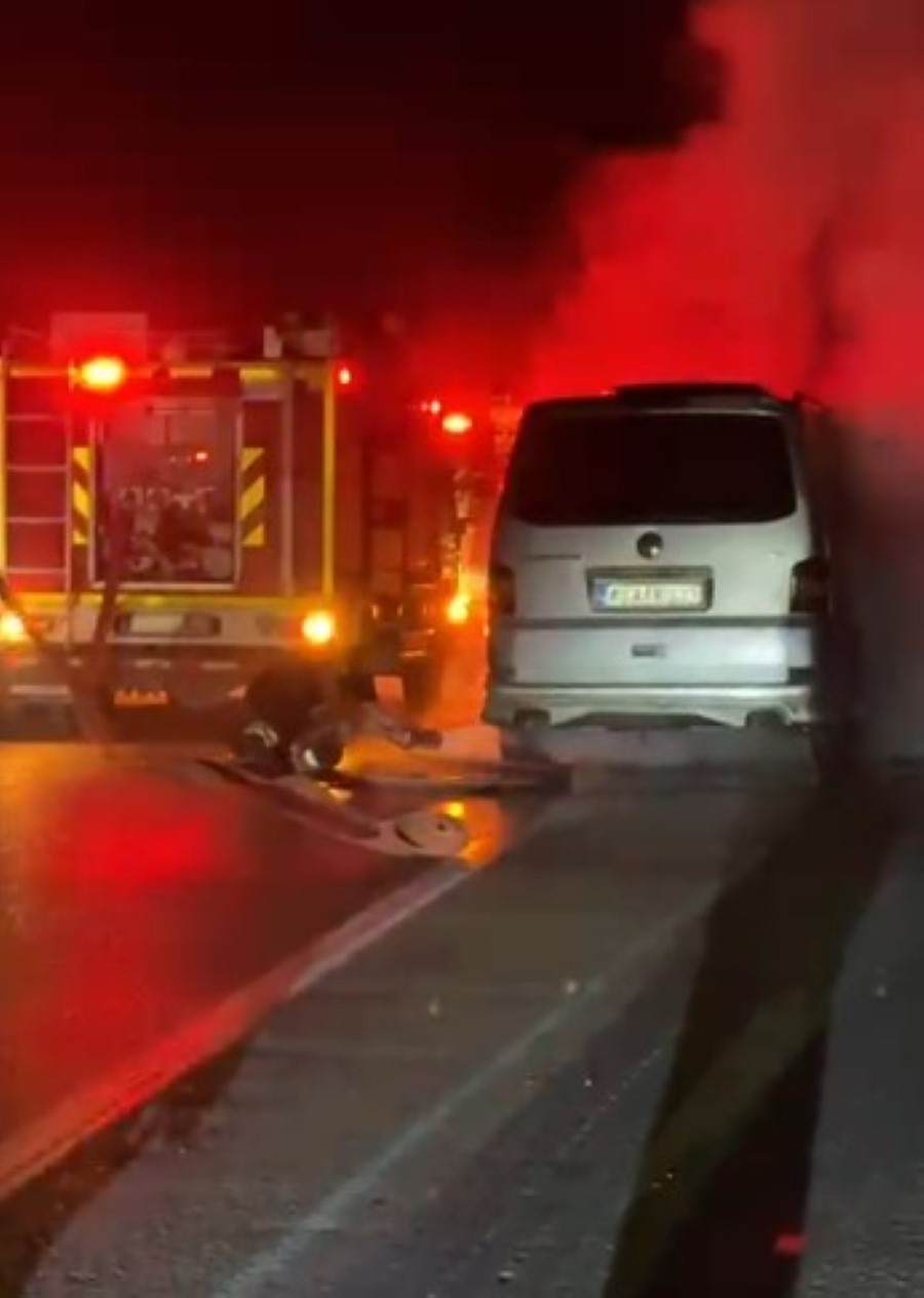 Arızalanan minibüs alevlere teslim oldu