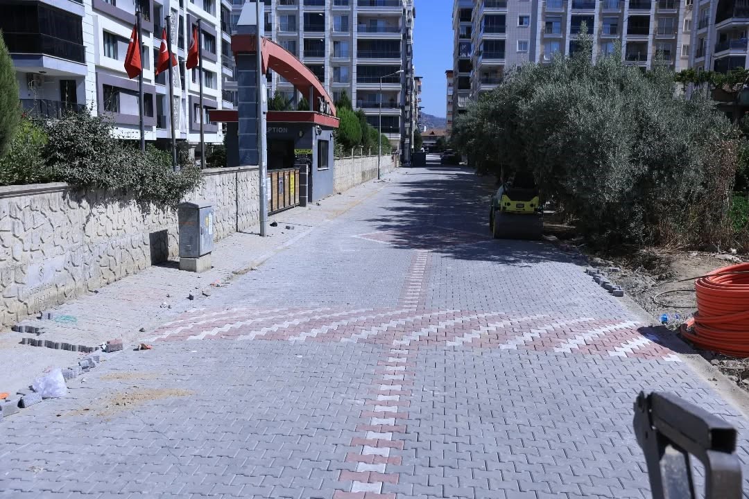 İncirliova&rsquo;da yol ve parke taşı &ccedil;alışmaları s&uuml;r&uuml;yor
