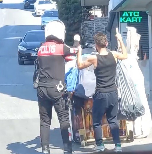 Eyüpsultan’da polisten örnek davranış: Dik yokuştan inemeyen kağıt toplayıcısının yardımına koştu