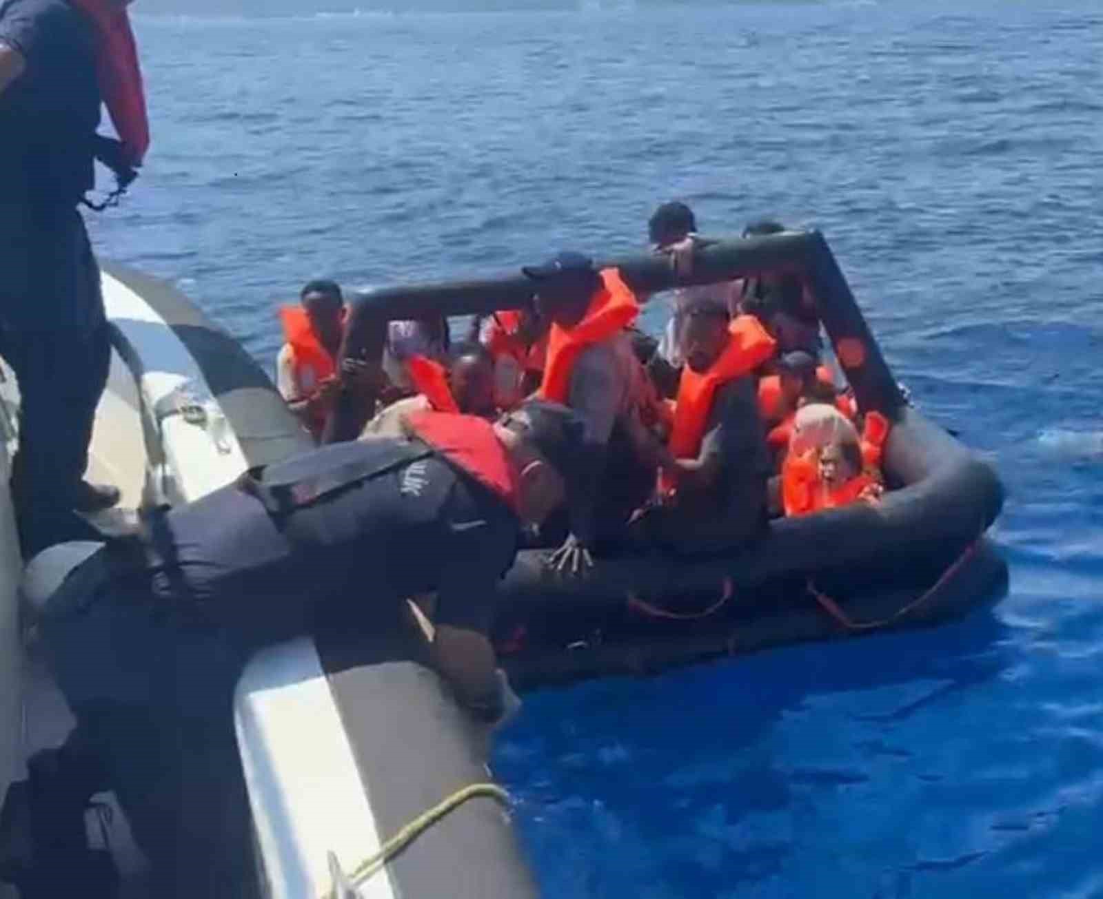 Yunanistan’ın geri ittiği can sallarındaki düzensiz göçmenler kurtarıldı