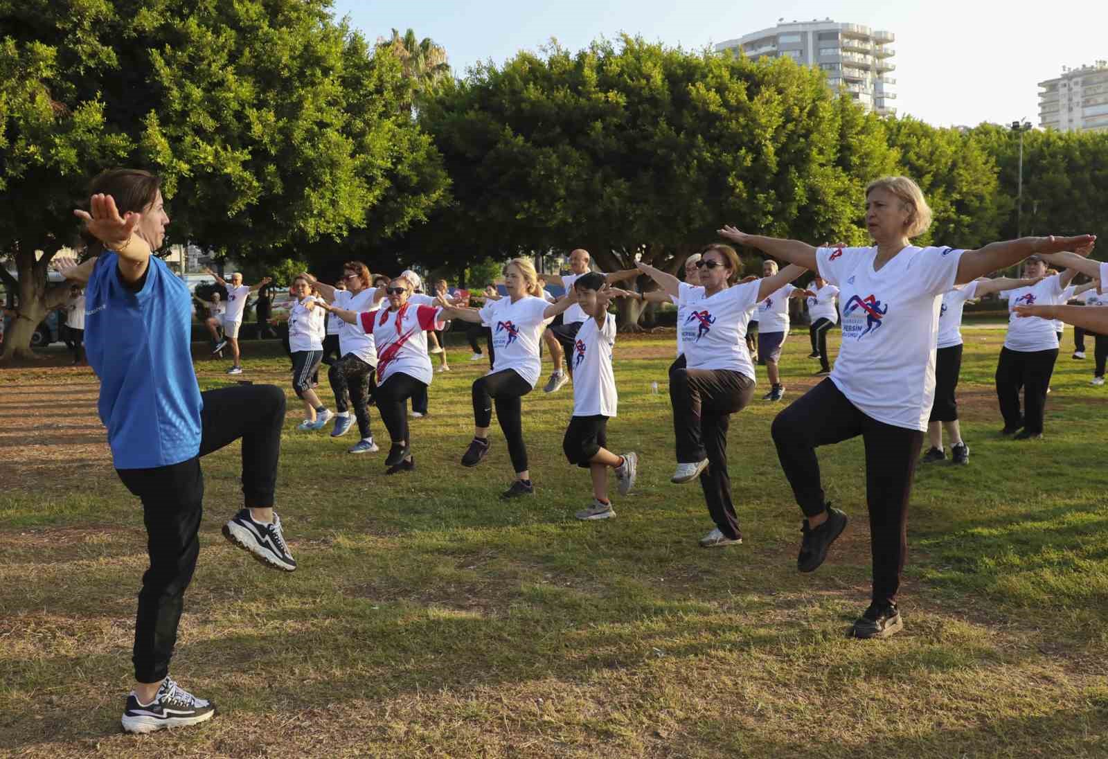 Mersin’de sabah sporları deniz kenarında yoğun ilgiyle devam ediyor