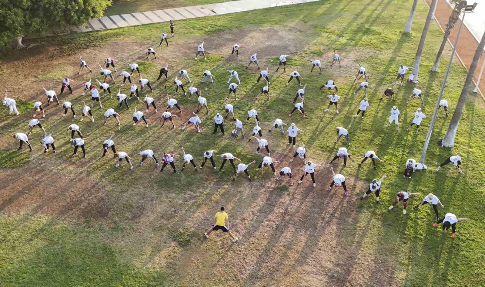 Mersin’de sabah sporları deniz kenarında yoğun ilgiyle devam ediyor