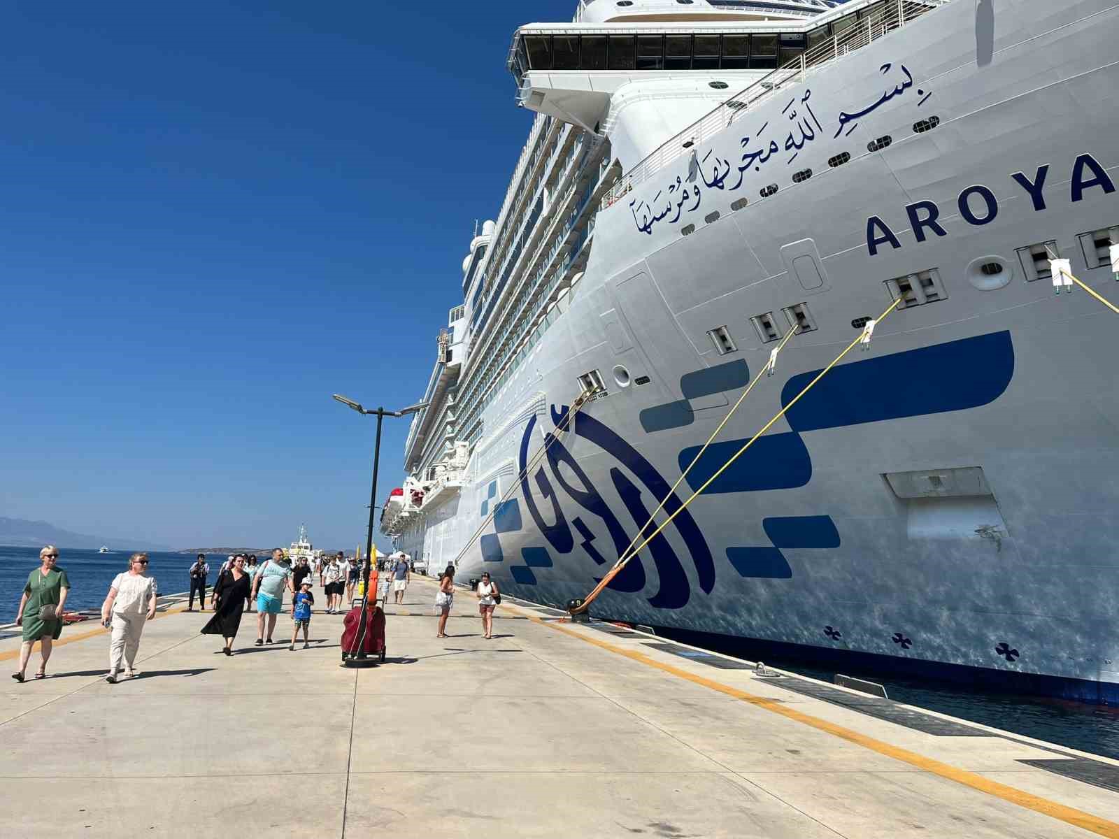 Bodrum’a gemiyle 2 bin 241 yolcuyla geldi