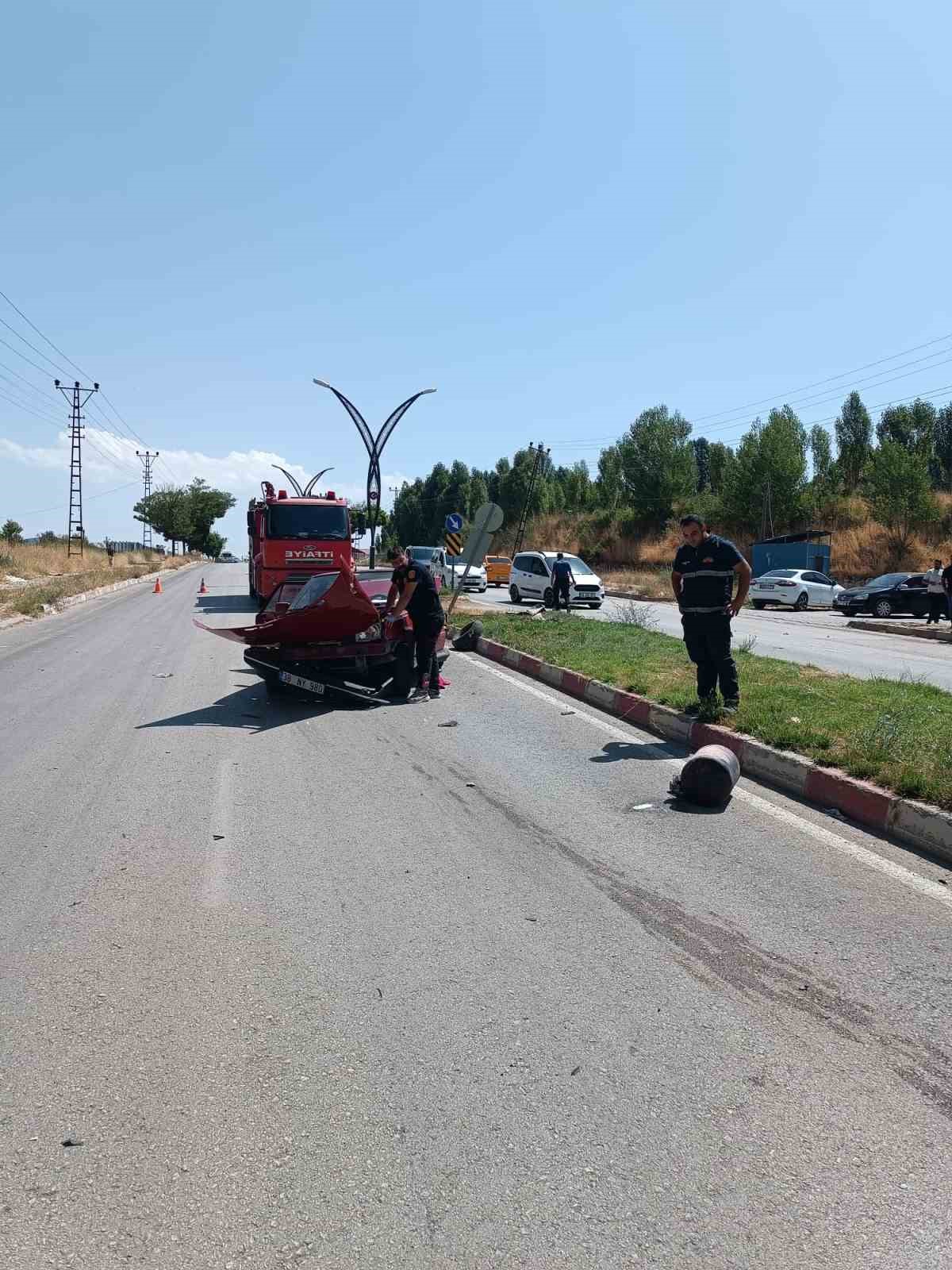 Otomobille kamyonet &ccedil;arpıştı: 4 yaralı
