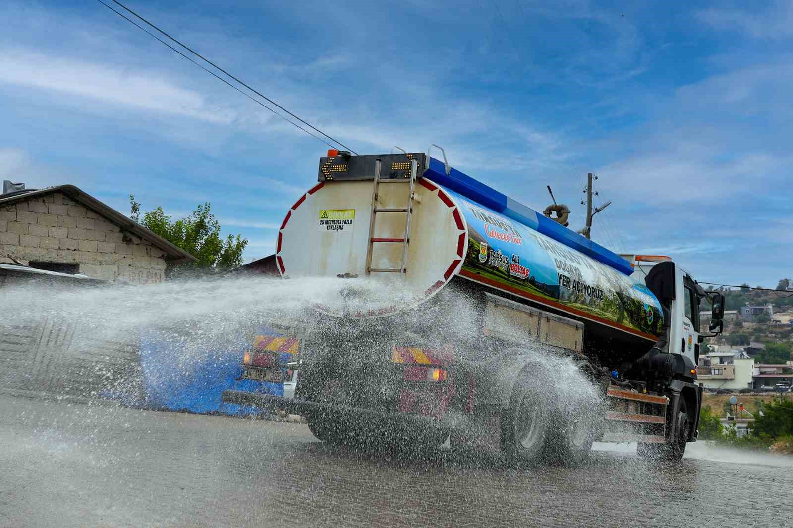 Tarsus’ta kırsal mahallelerde temizlik çalışmaları aralıksız sürdürülüyor