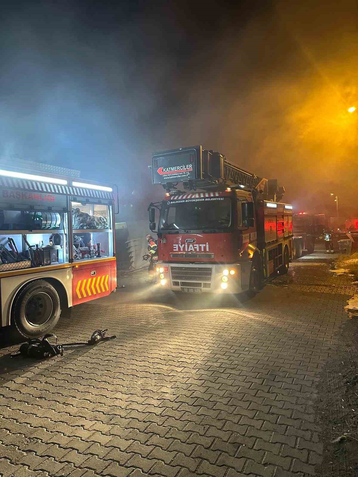 Ayvalık’ta zeytinyağı paketleme bölümündeki yangın söndürüldü