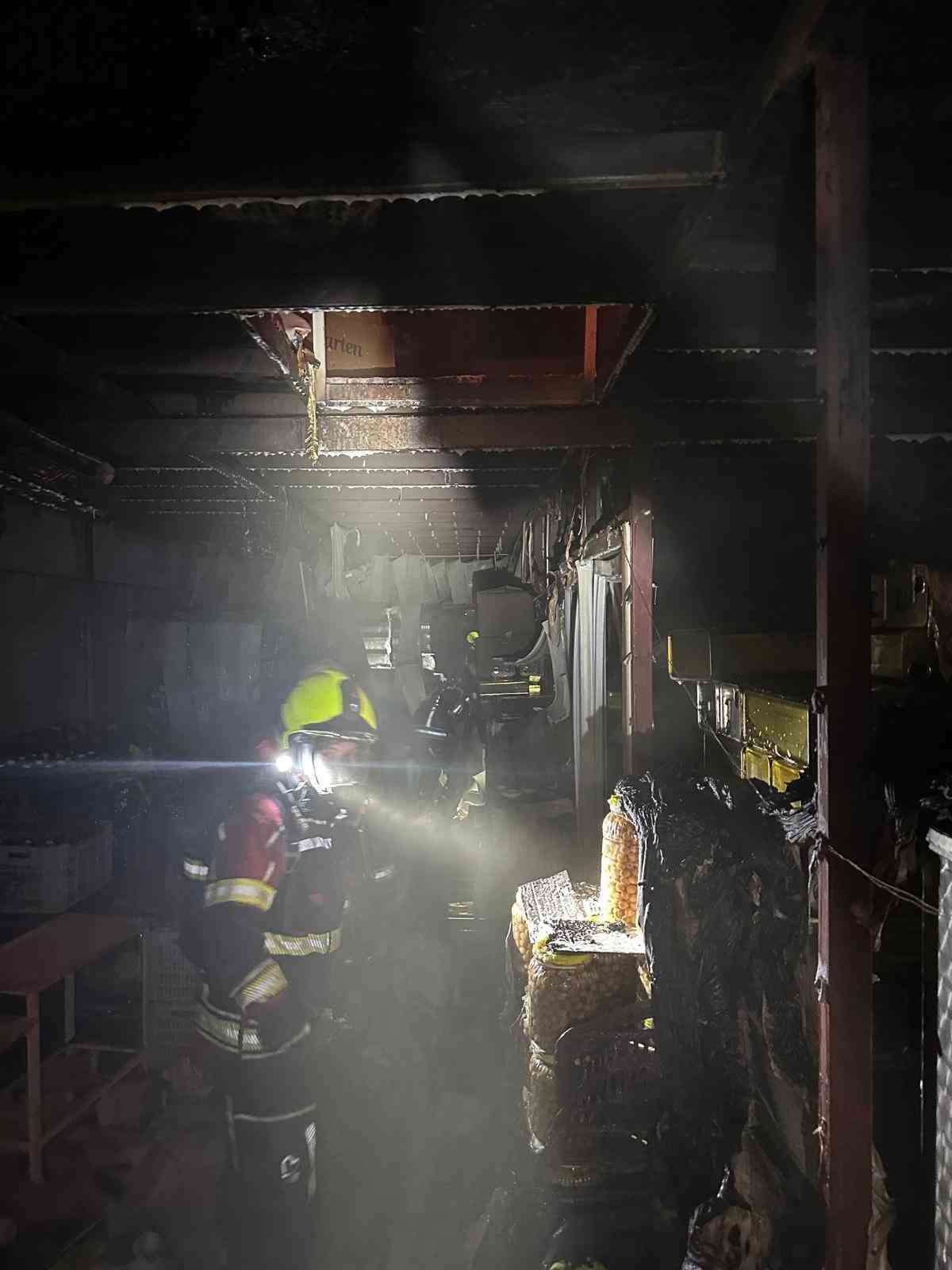 Ayvalık’ta zeytinyağı paketleme bölümündeki yangın söndürüldü