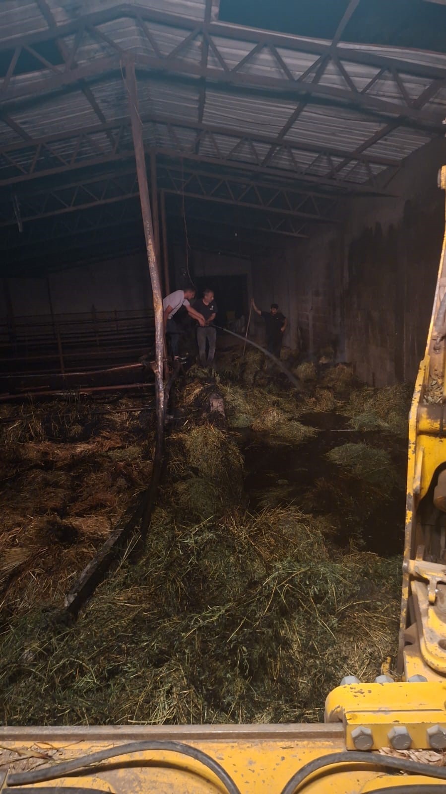 3 kamyon saman yandı