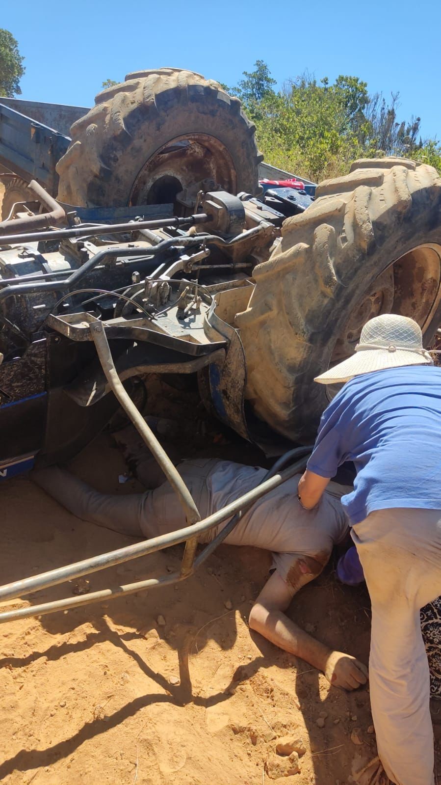 Kandıra’da ters dönen traktörde sürücü yaralandı