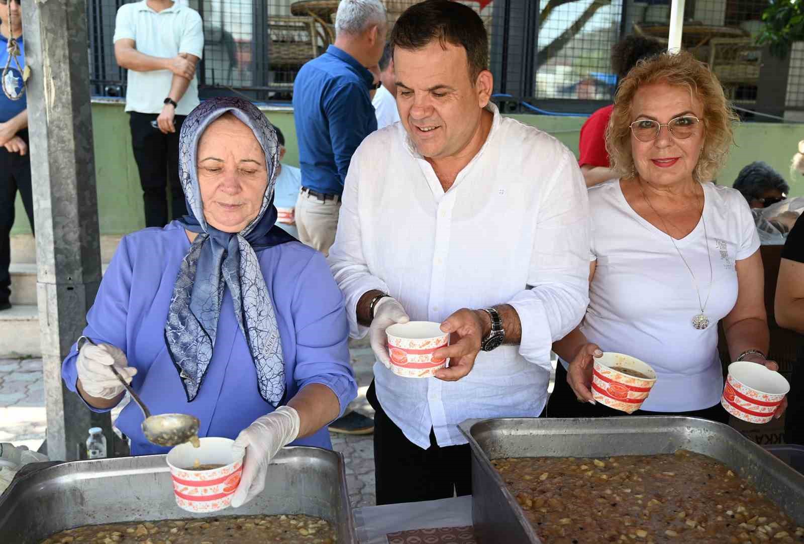 Kemer Belediyesi’nden aşure ikramı
