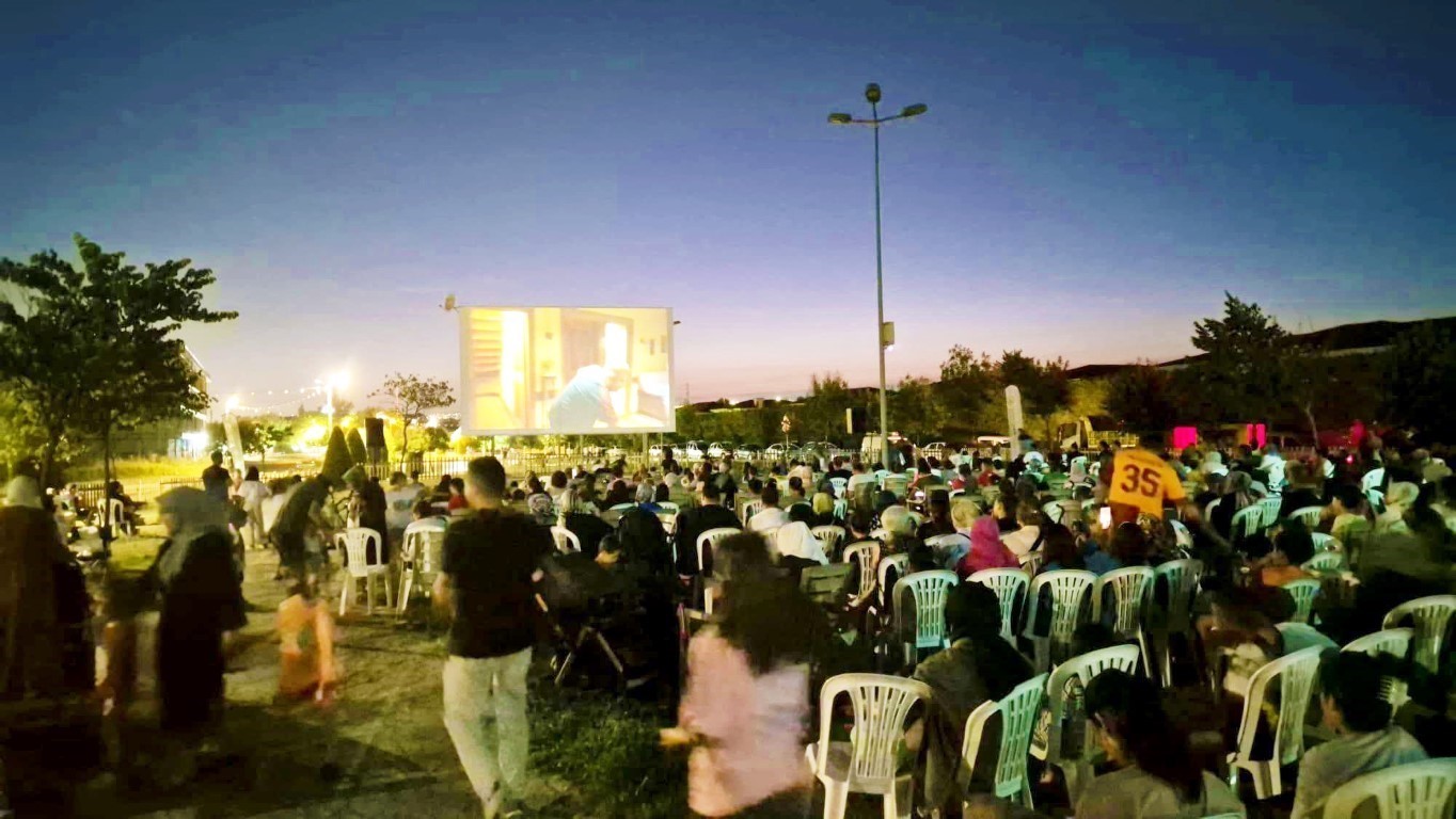 Kartepe’de vatandaşlar açık hava sinemasında buluştu