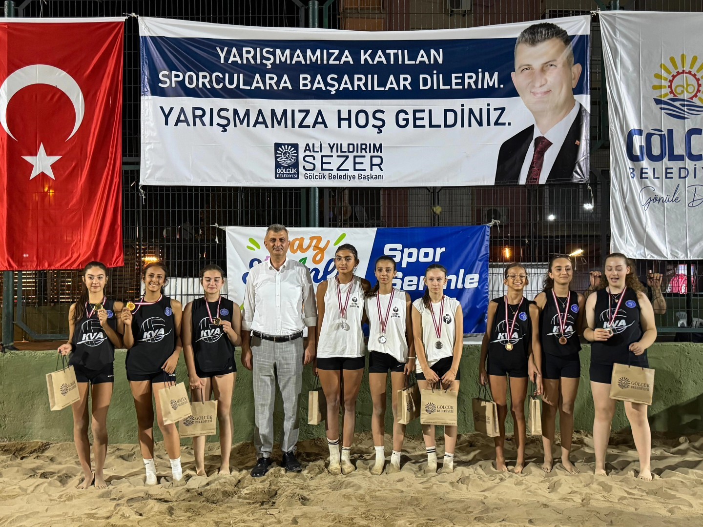 Plaj voleybolunda b&uuml;y&uuml;k m&uuml;cadele
