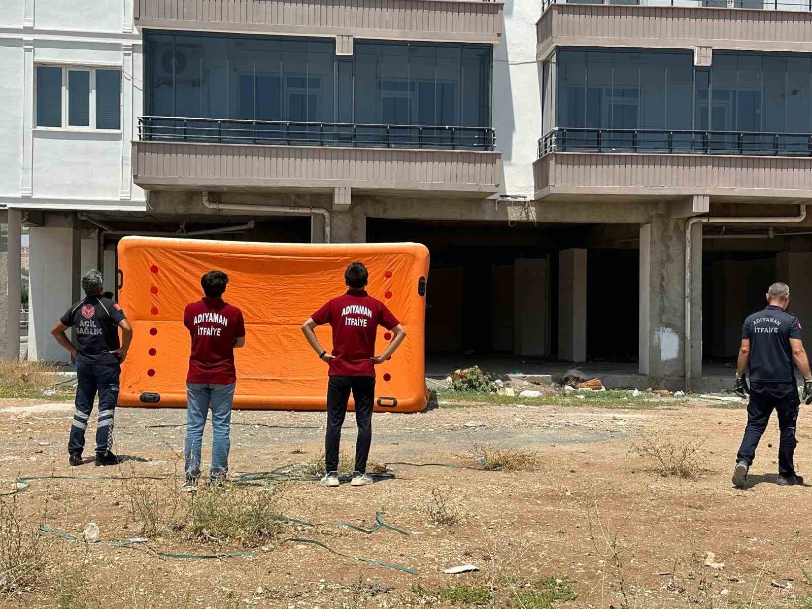 Paralarını alamadıklarını iddia eden iki işçi binanın tepesine çıktı