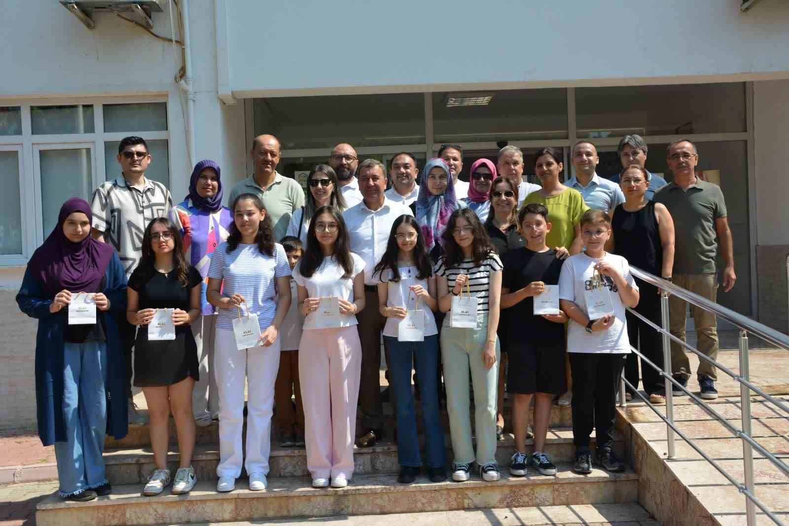 LGS’de başarı elde eden öğrenciler altın ile ödüllendirildi