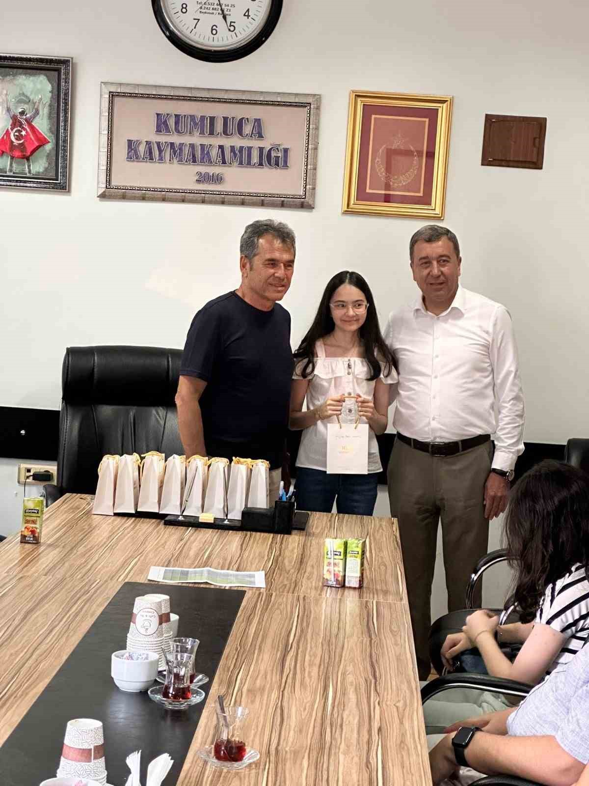 LGS’de başarı elde eden öğrenciler altın ile ödüllendirildi