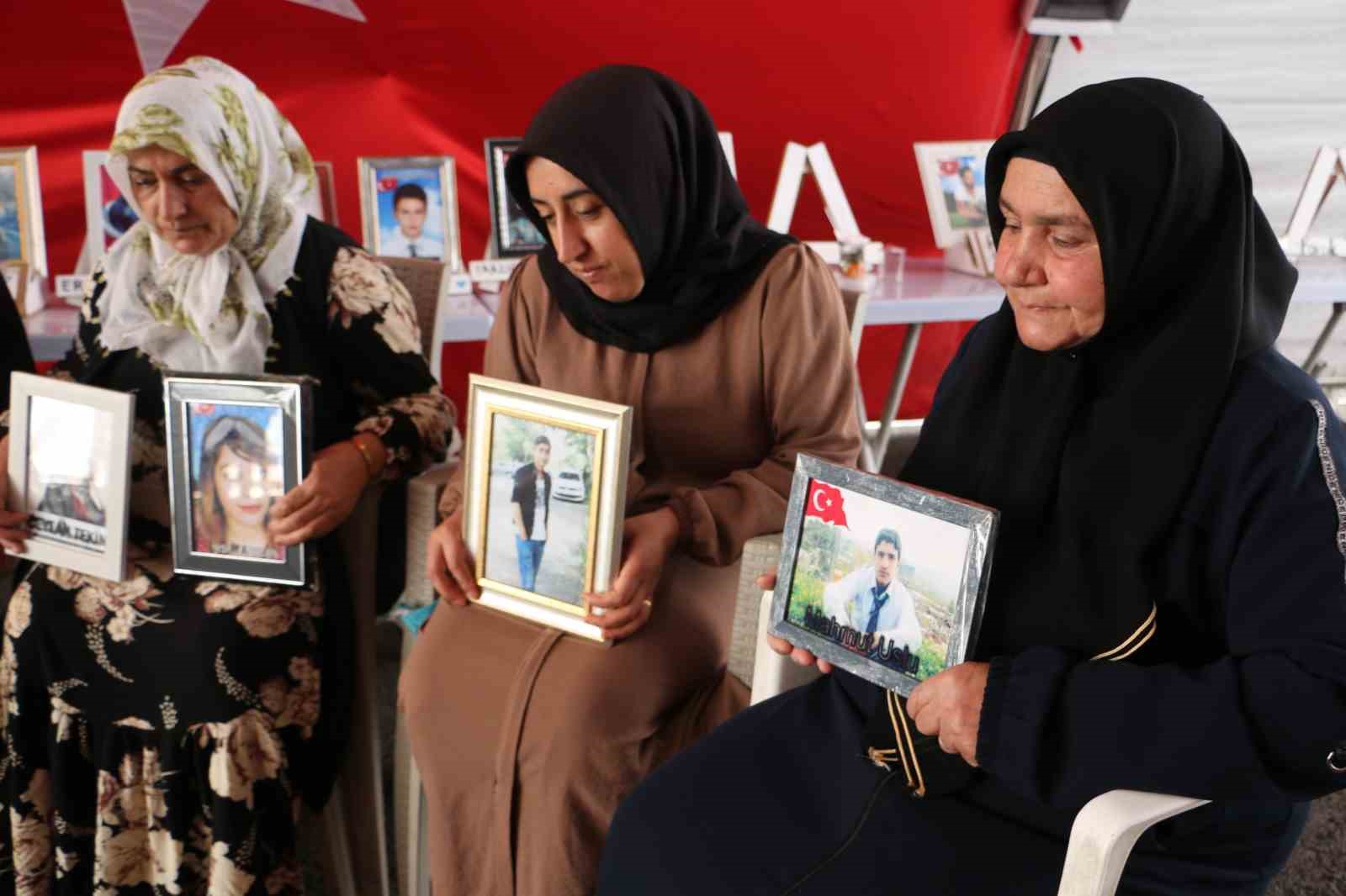 Annelerinin evlat n&ouml;beti kavurucu sıcaklara rağmen devam ediyor
