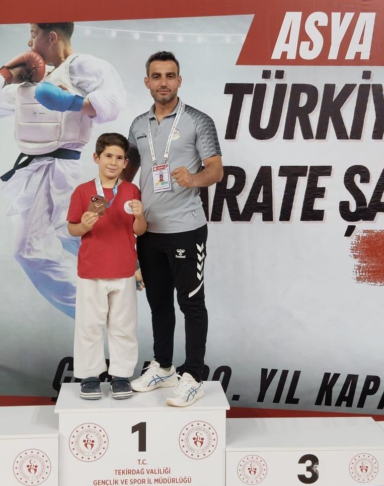 Körfezli minik karateciler Türkiye şampiyonasında altın ve bronz madalya aldı