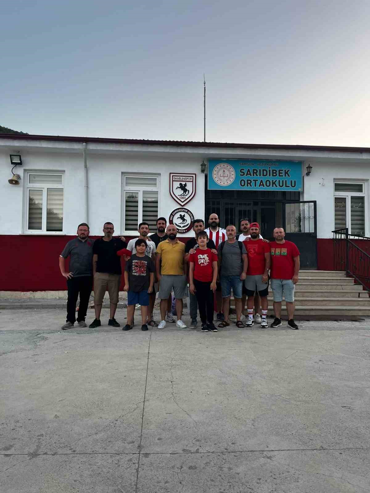 1965 Samsunspor Derneği, kırsaldaki ortaokulu kırmızı-beyaza boyadı
