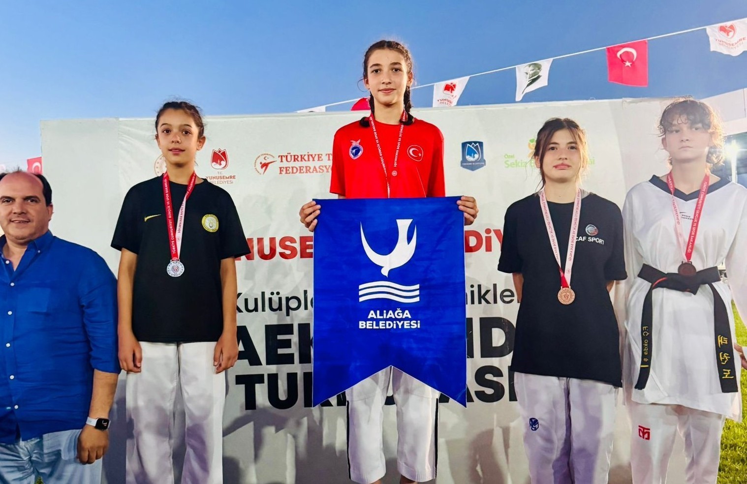 Aliağa’nın minik şampiyonları Manisa’dan zaferle döndü