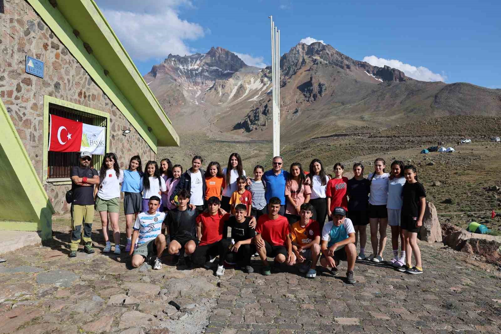 Hacılar’ın zirvesinde azim, dayanışma ve doğa sevgisi buluştu