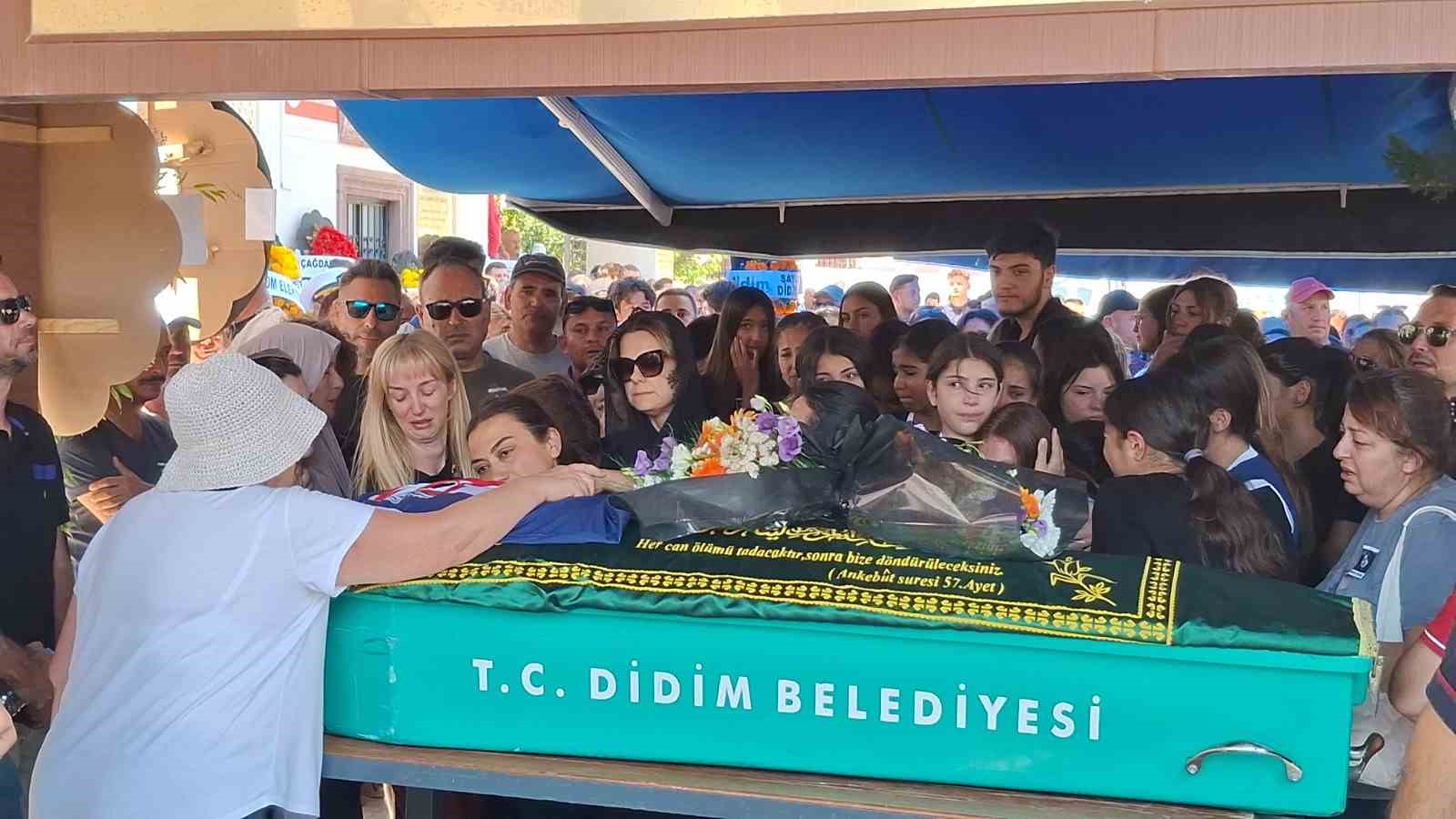 Trafik kazasında hayatını kaybeden 14 yaşındaki Derin, son yolculuğuna uğurlandı