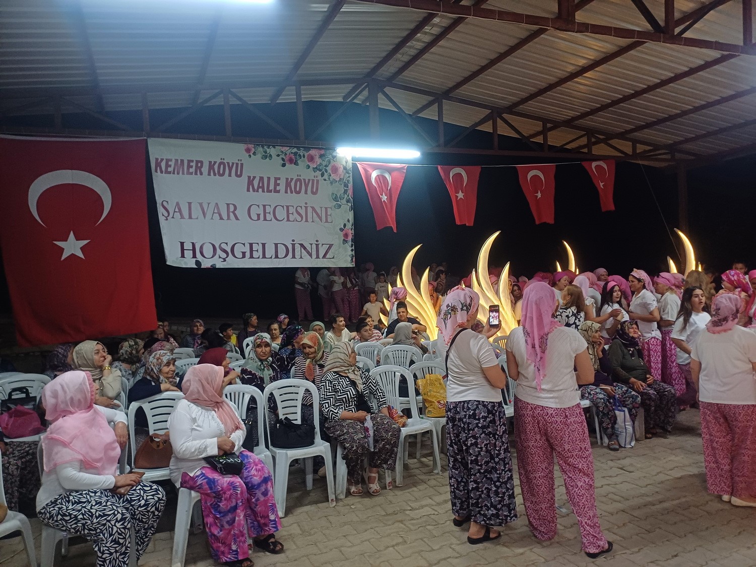 Manisa’nın tarihi mahallesi şalvar gecesiyle şenlendi