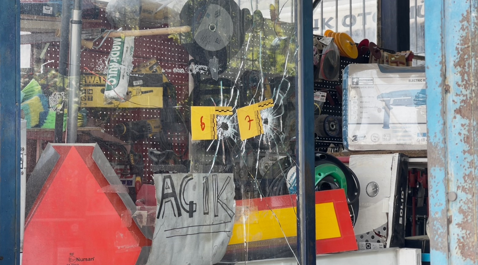 Isparta’da hırdavatçı dükkanı kurşunlandı