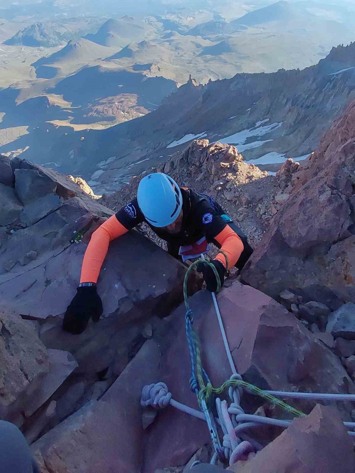 Türkiye’nin en eski dağcılık faaliyetinde Kıbrıs Şehitleri’ni andılar