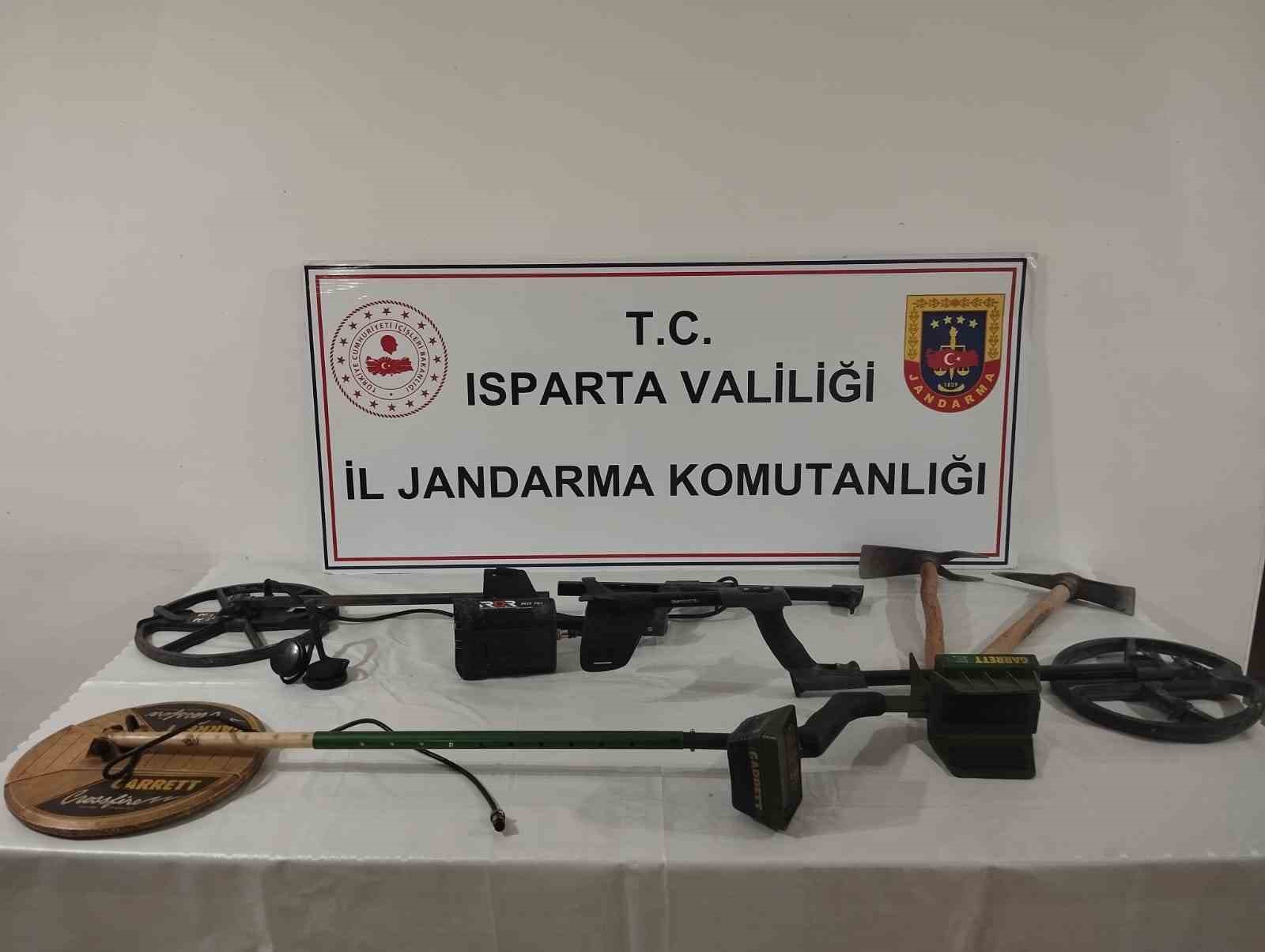 Eğirdir’de şüphelenilen 4 kişiden kazma ve dedektörler ele geçirildi