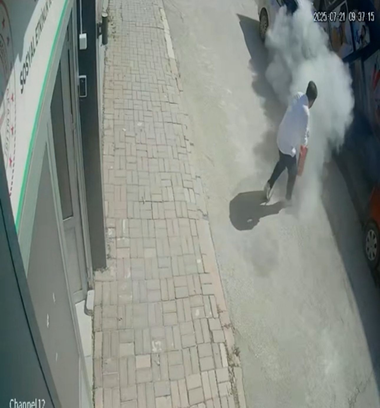 Elazığ’da araç yangını güvenlik kameralarına yansıdı