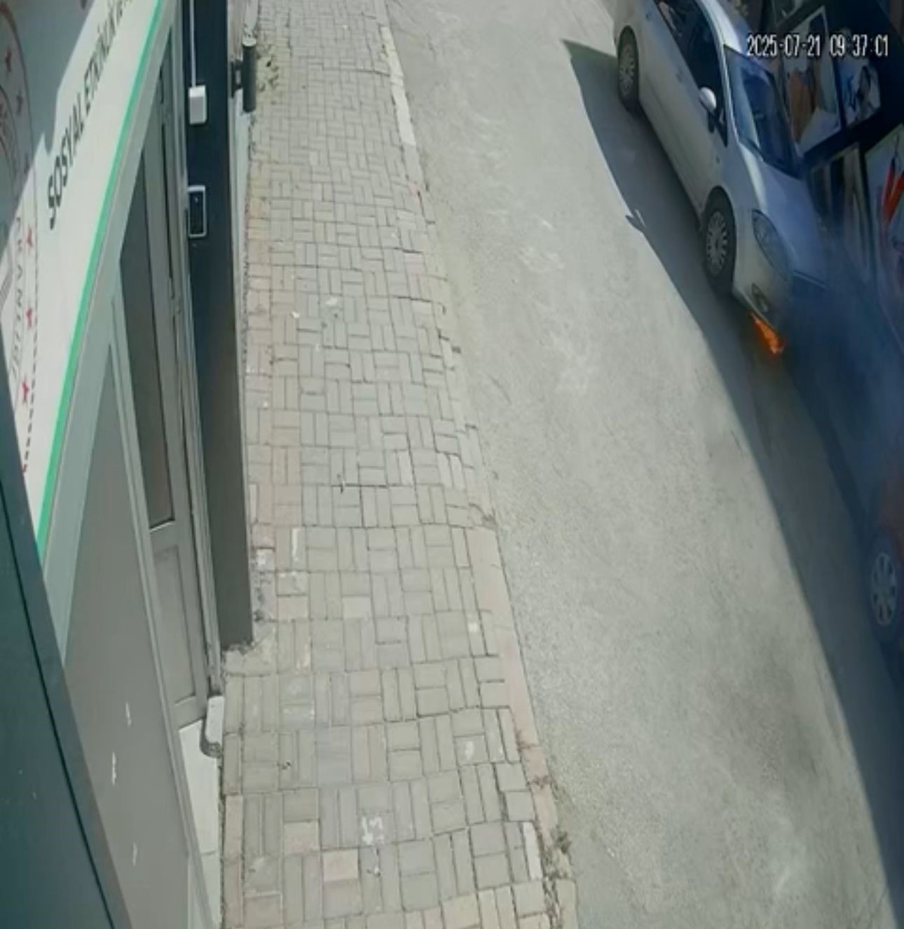 Elazığ’da araç yangını güvenlik kameralarına yansıdı