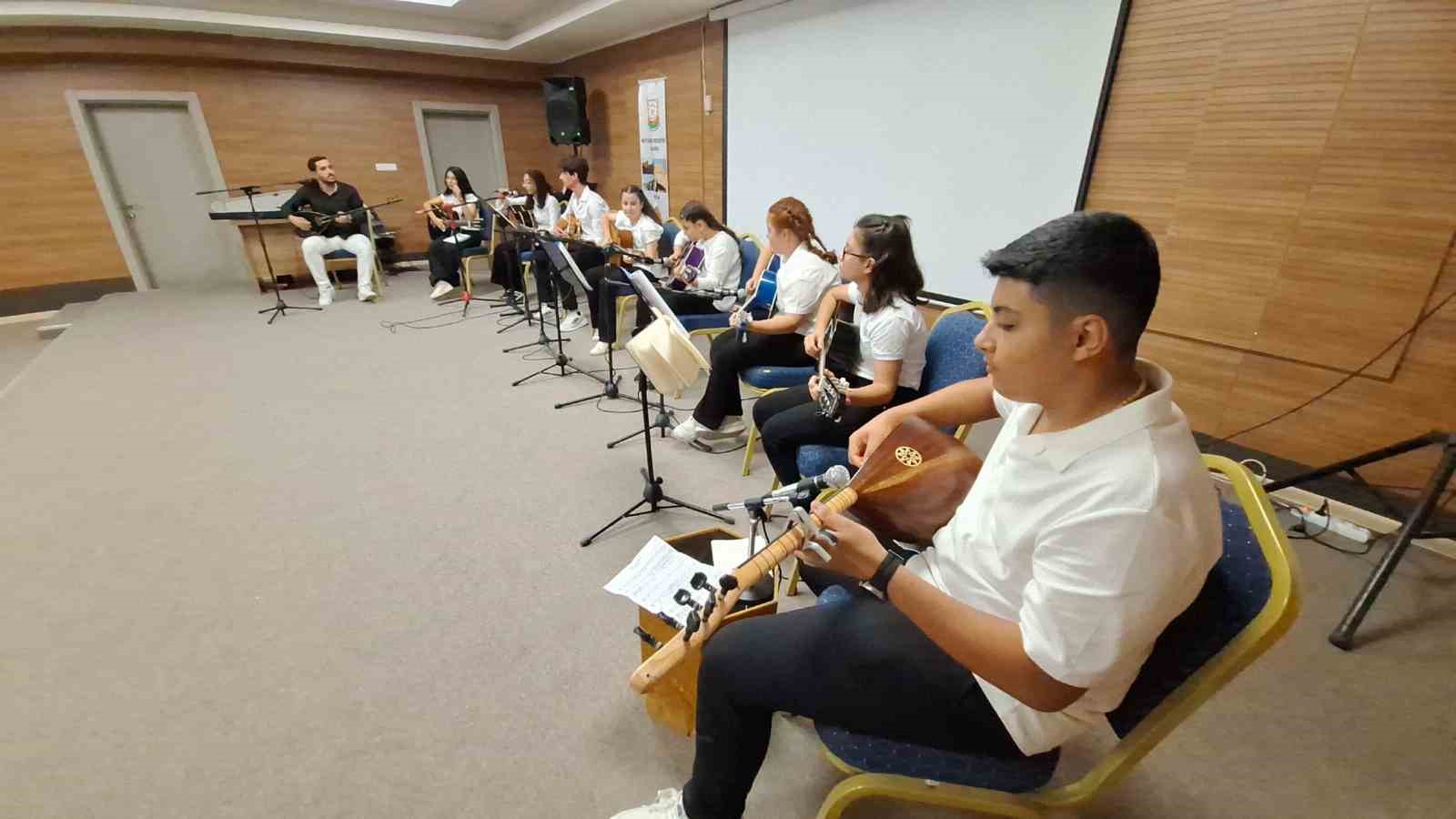 Öğrencilerin düzenlediği gitar konseri büyük beğeni topladı
