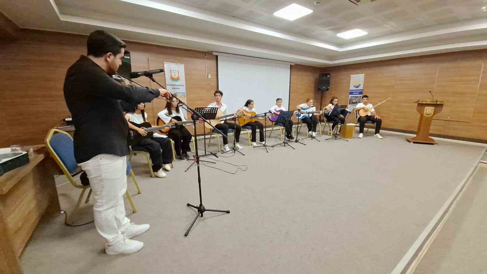 Öğrencilerin düzenlediği gitar konseri büyük beğeni topladı
