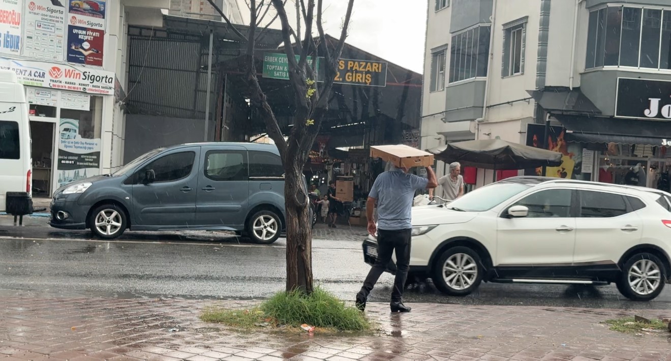 Iğdır’da kavurucu sıcakların ardından sağanak yağış etkili oldu
