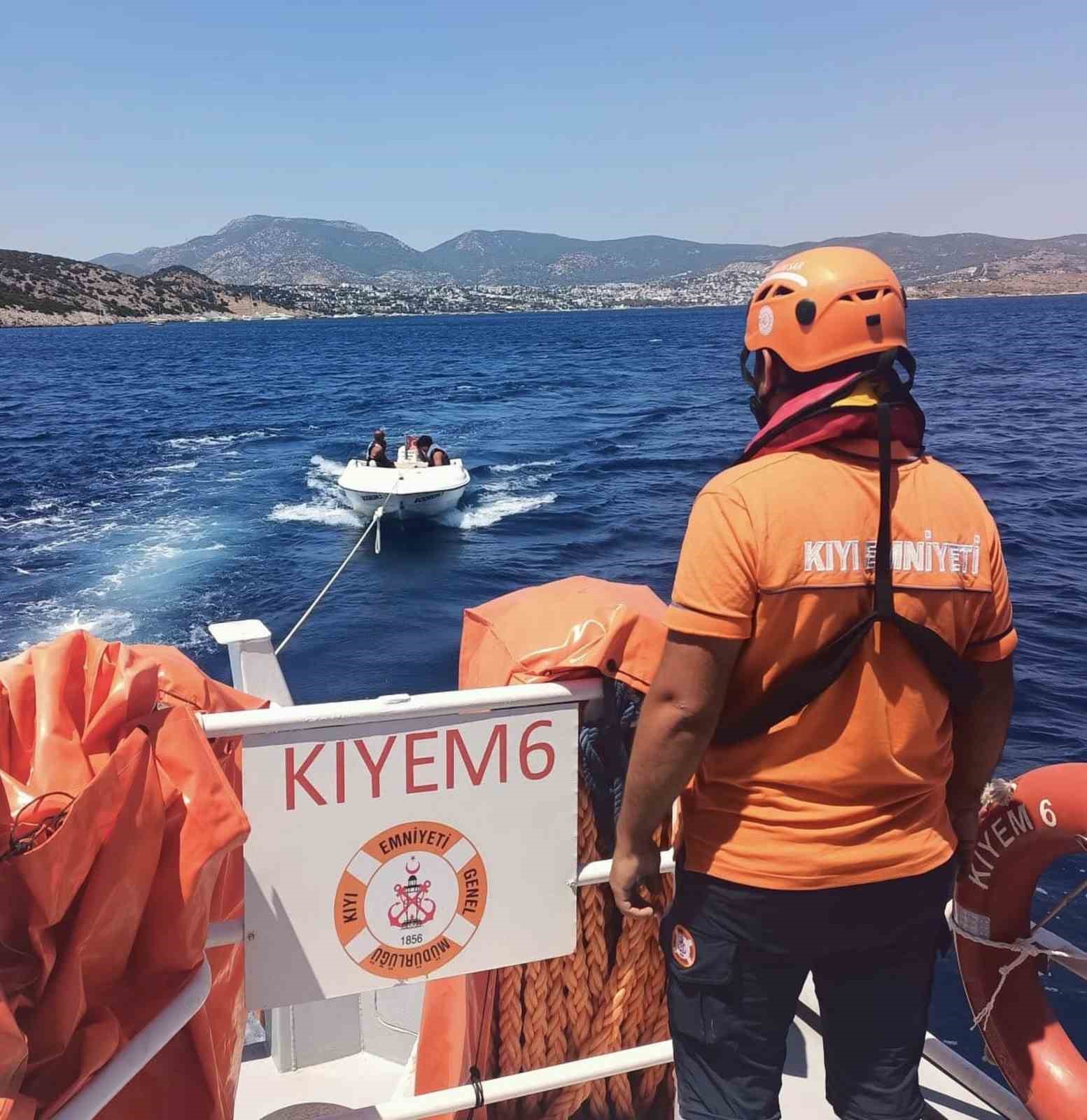 Akvaryum koyunda arızalanan ve sürüklenen tekne kurtarıldı